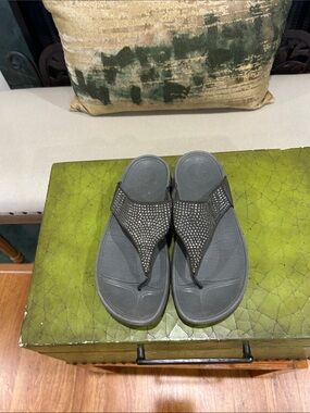 Fitflops 8 womens Gray Rhinestone Thong Sandals - Comfortable Casual Flip Flops
